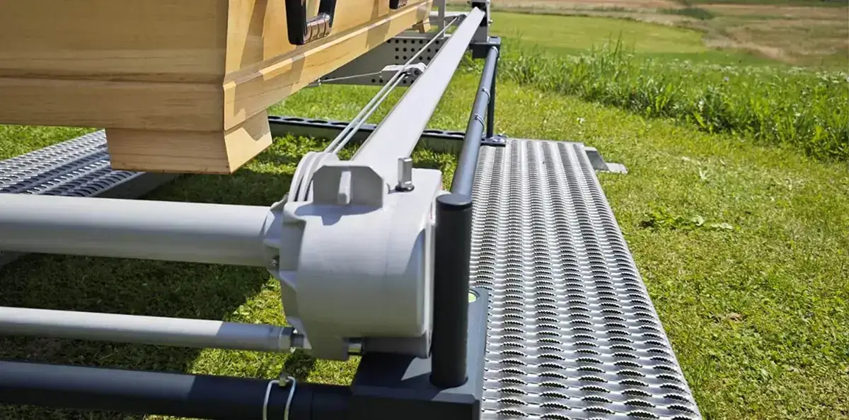 Professioneller Sargversenker von Philitech für eine würdevolle Beisetzung, Teil des Sortiments für Friedhofstechnik von Goetz Trauerwaren.