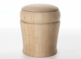Moderne Holzurne aus Erle. Die Urne ist wasserlöslich.